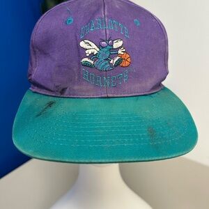VTG CHARLOTTE HORNETS SPORTS SPECIALTIES Young An SnapBack HAT. Poor condition